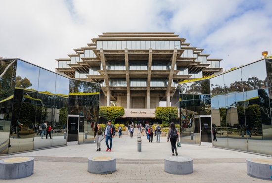 Photo Geisel Library from Library Walk